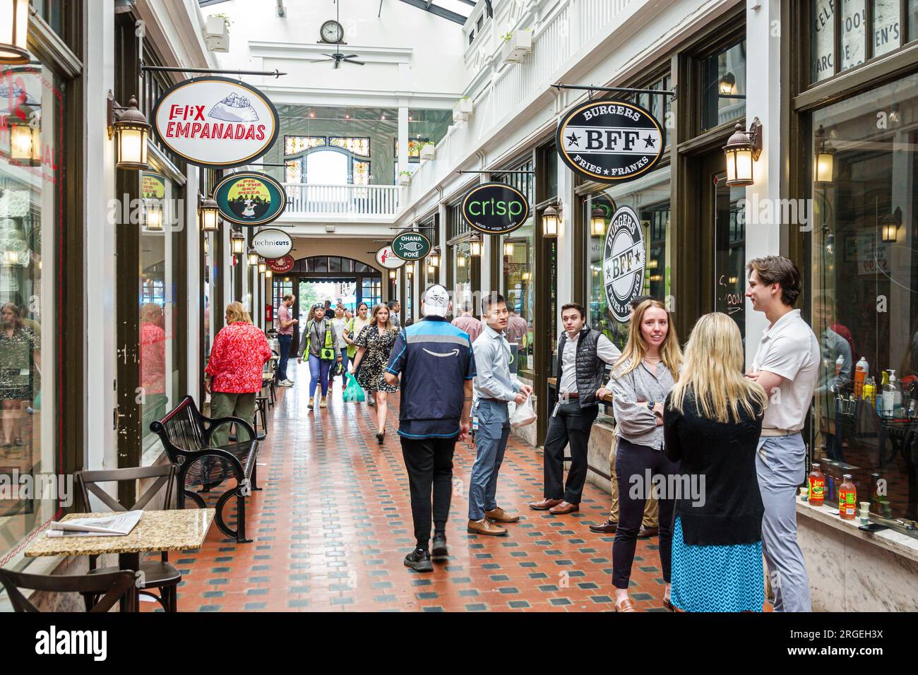Charlotte North Carolina, South Tryon Street, Latta Arcade, negozi in stile Art Deco, uomo uomo uomo uomo, donna donna donna donna donna donna, adulti residenti, interno interio Foto Stock