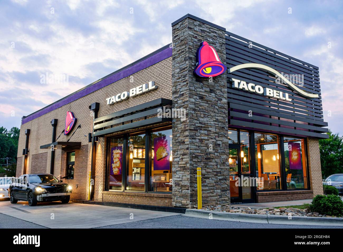 Gastonia North Carolina, fast food messicano Taco Bell, sera, esterno esterno, ingresso anteriore dell'edificio, ristorante, ristorante all'aperto, ristorante, ristorante informale CA Foto Stock