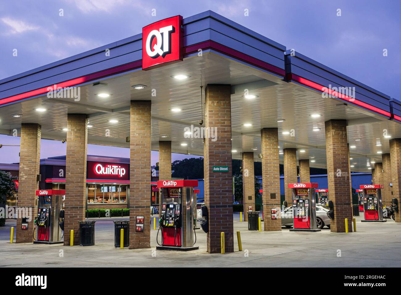 Gastonia North Carolina, QT QuickTrip, distributore di benzina al minimarket, sera vuota, cartello informativo Foto Stock