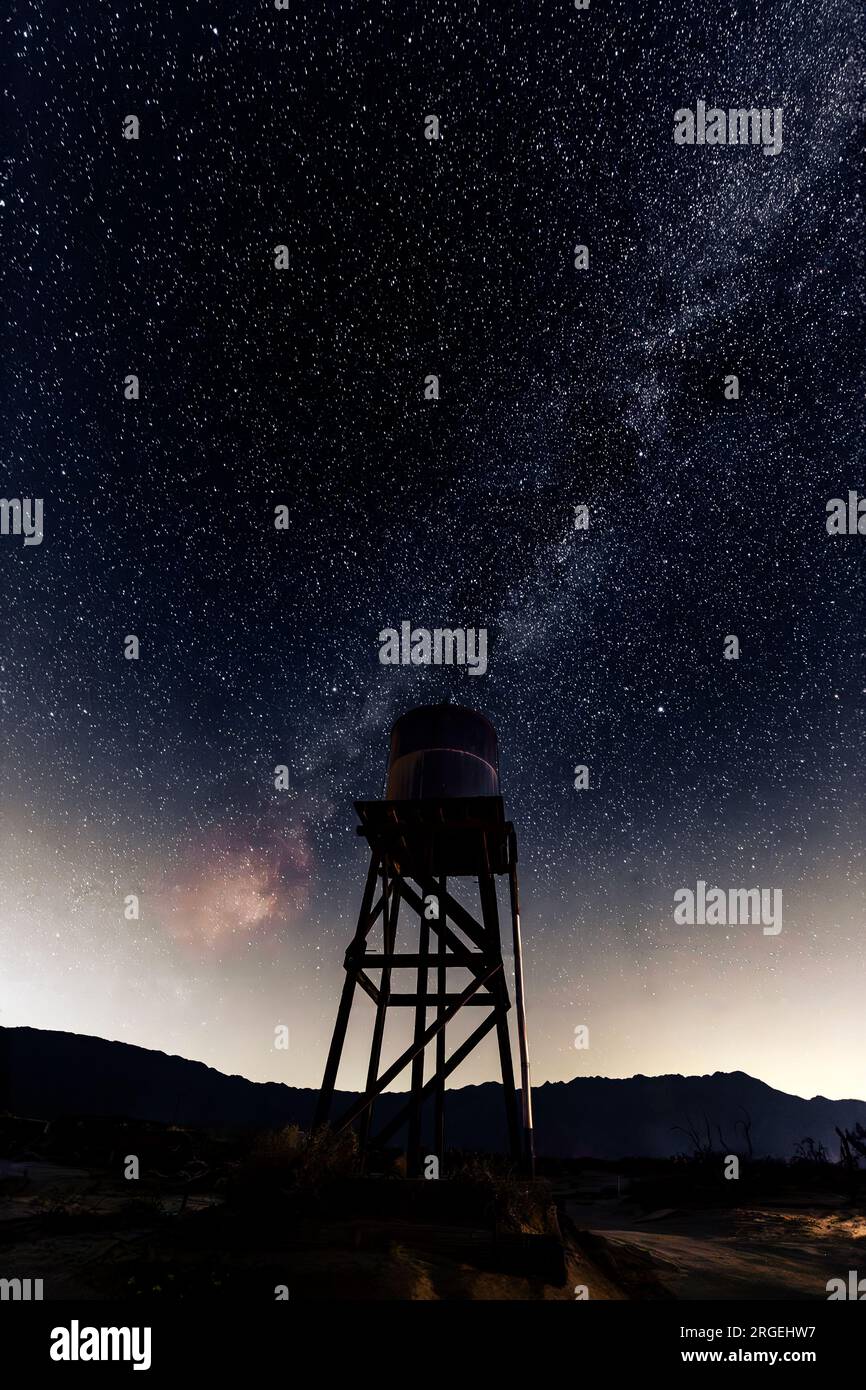 Torre dell'acqua con la via Lattea sullo sfondo ad Anza Borrego, California Foto Stock