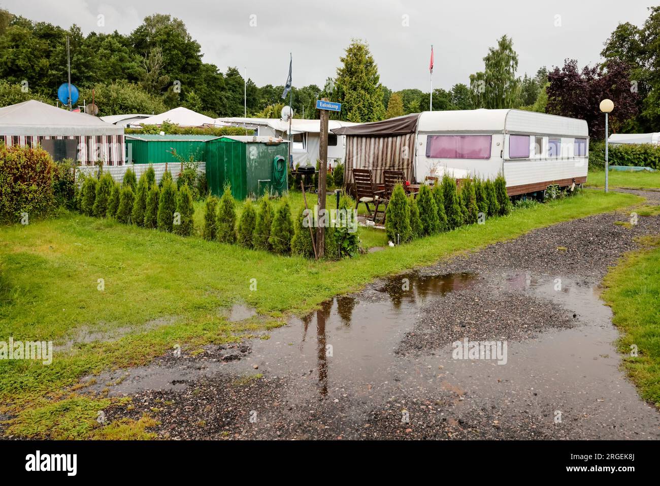 8 agosto 2023, Schleswig-Holstein, Bornhöved: Si sono formate pozze d'acqua su un sentiero del campeggio. Foto: Frank Molter/dpa Foto Stock