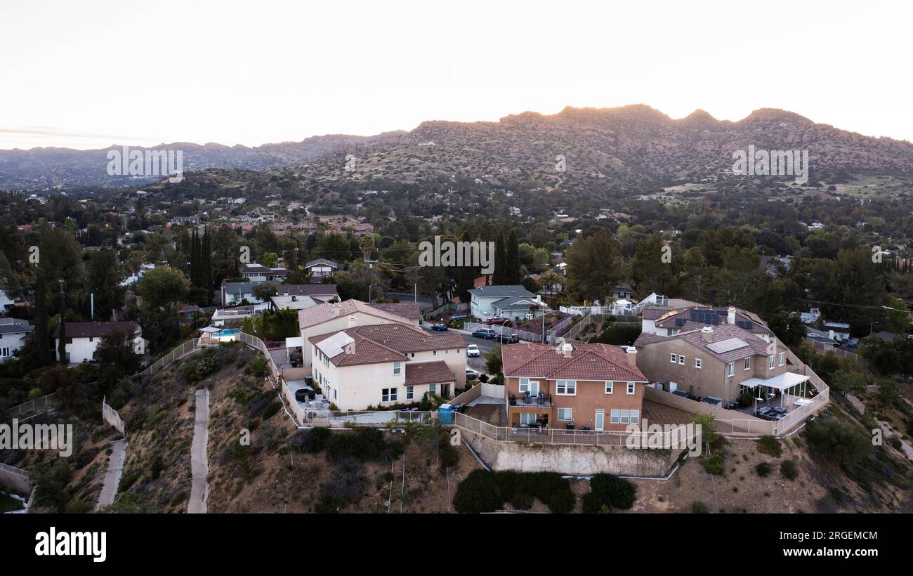 Vista aerea al tramonto di un quartiere periferico di Chatsworth, Los Angeles, California. Foto Stock