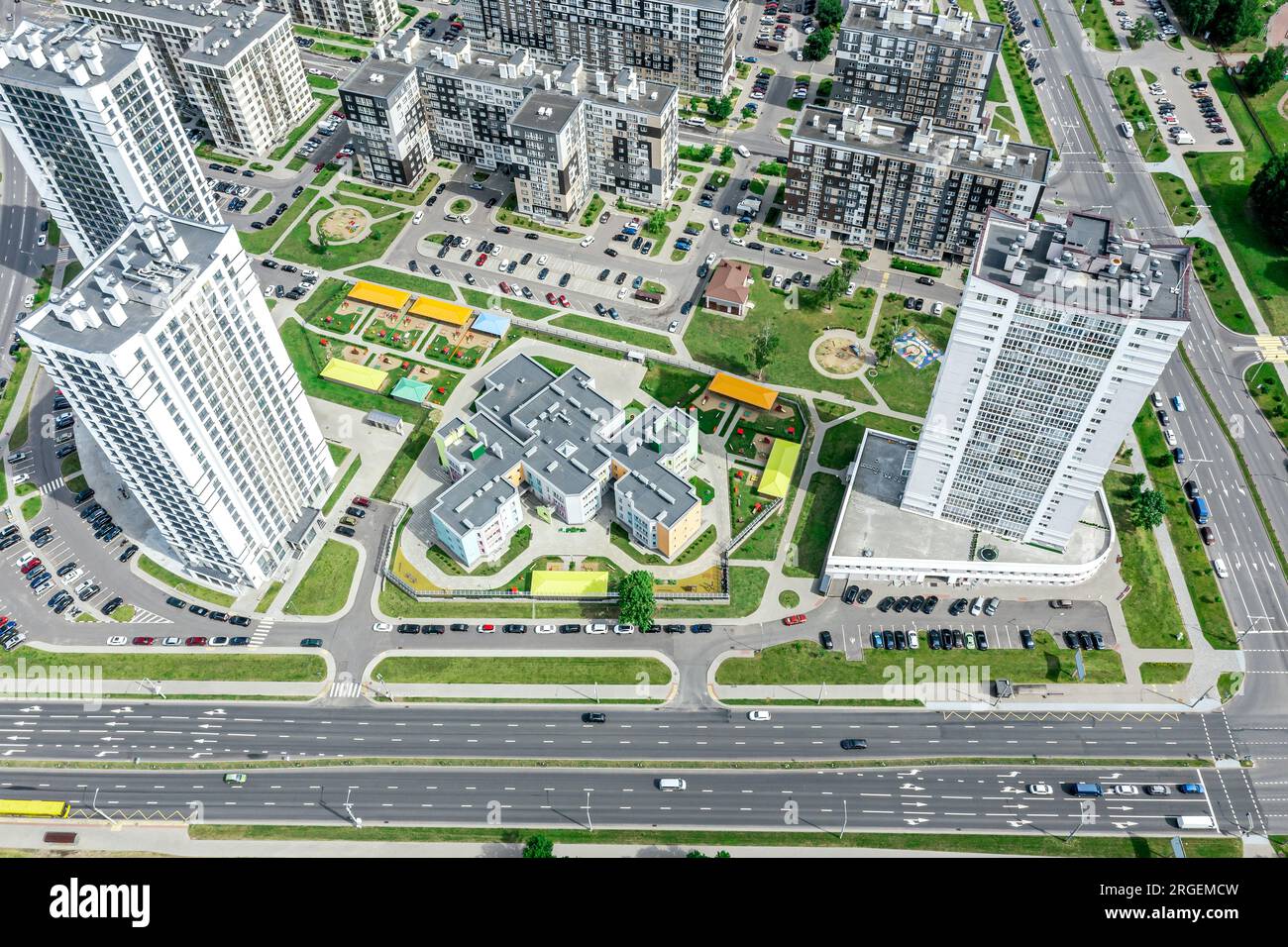 zona residenziale cittadina con strade, case, cortili con parchi giochi e parcheggi. foto aerea. Foto Stock
