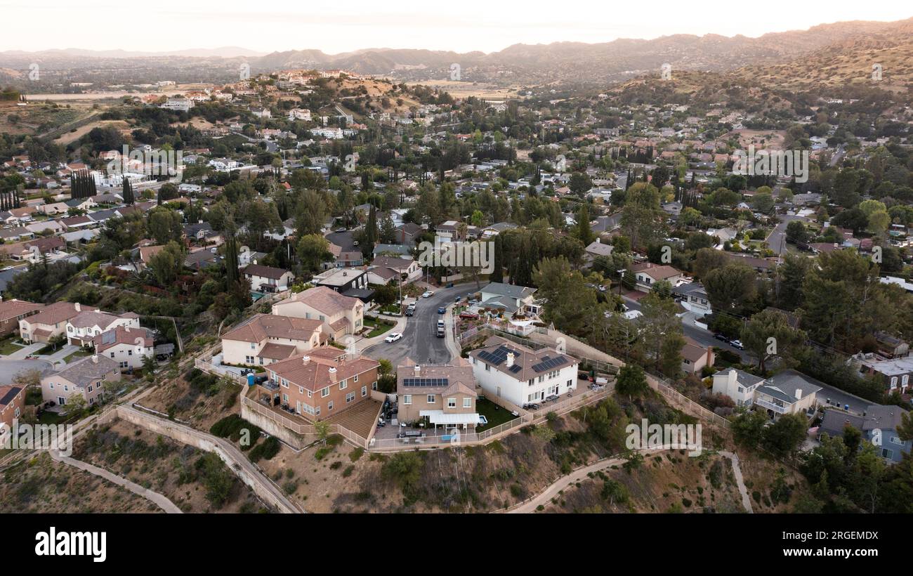 Vista aerea al tramonto di un quartiere periferico di Chatsworth, Los Angeles, California. Foto Stock