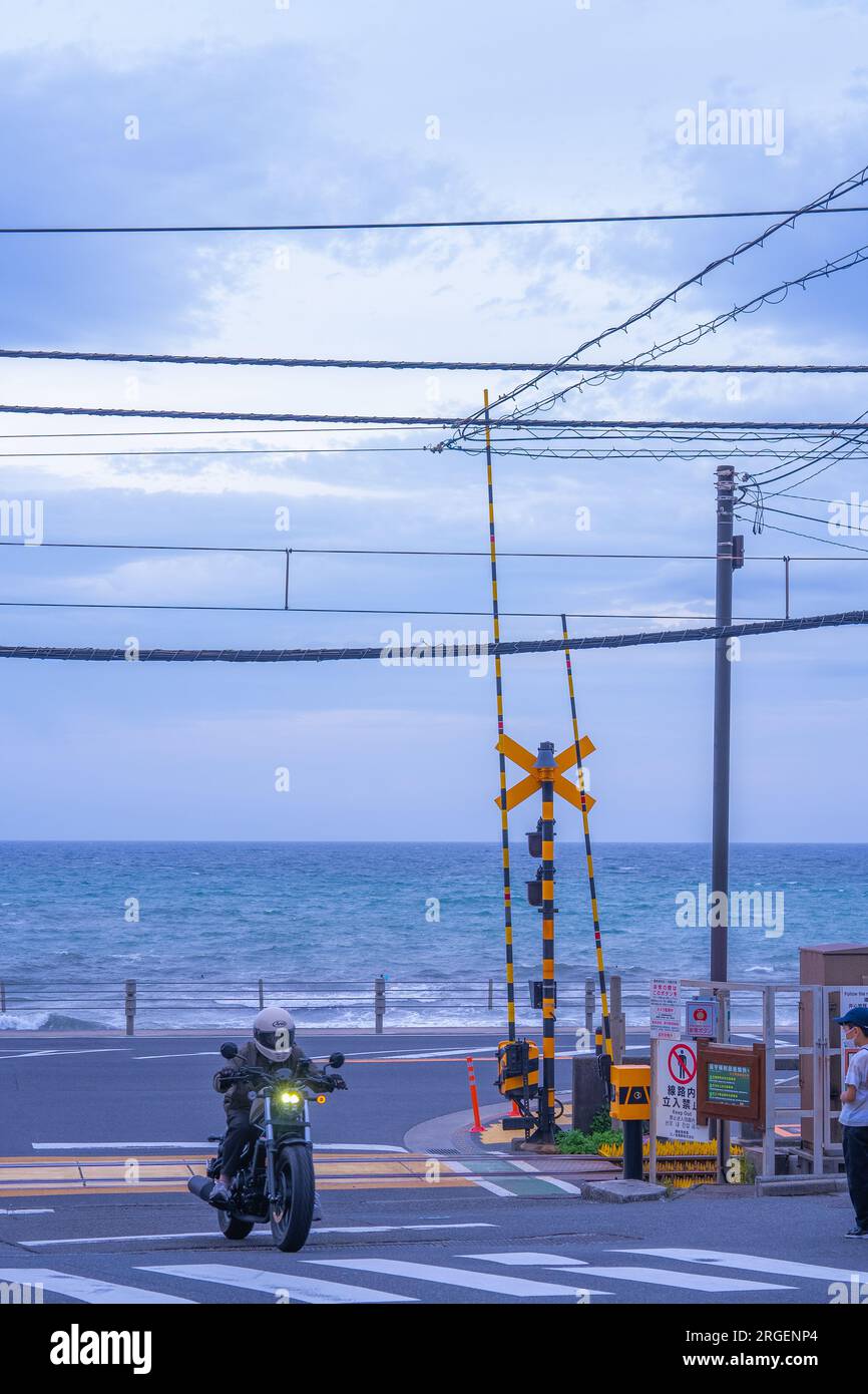 Stazione delle superiori di Kamakura. Luoghi popolari lungo la costa di Shonan. Una motocicletta è passata. Foto Stock