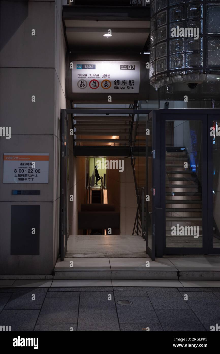 Un uomo silhouette che aspetta di fronte a un ascensore dopo cena per tornare al lavoro come straordinario. Cattura della città per il modello di lavoro in Giappone. Foto Stock