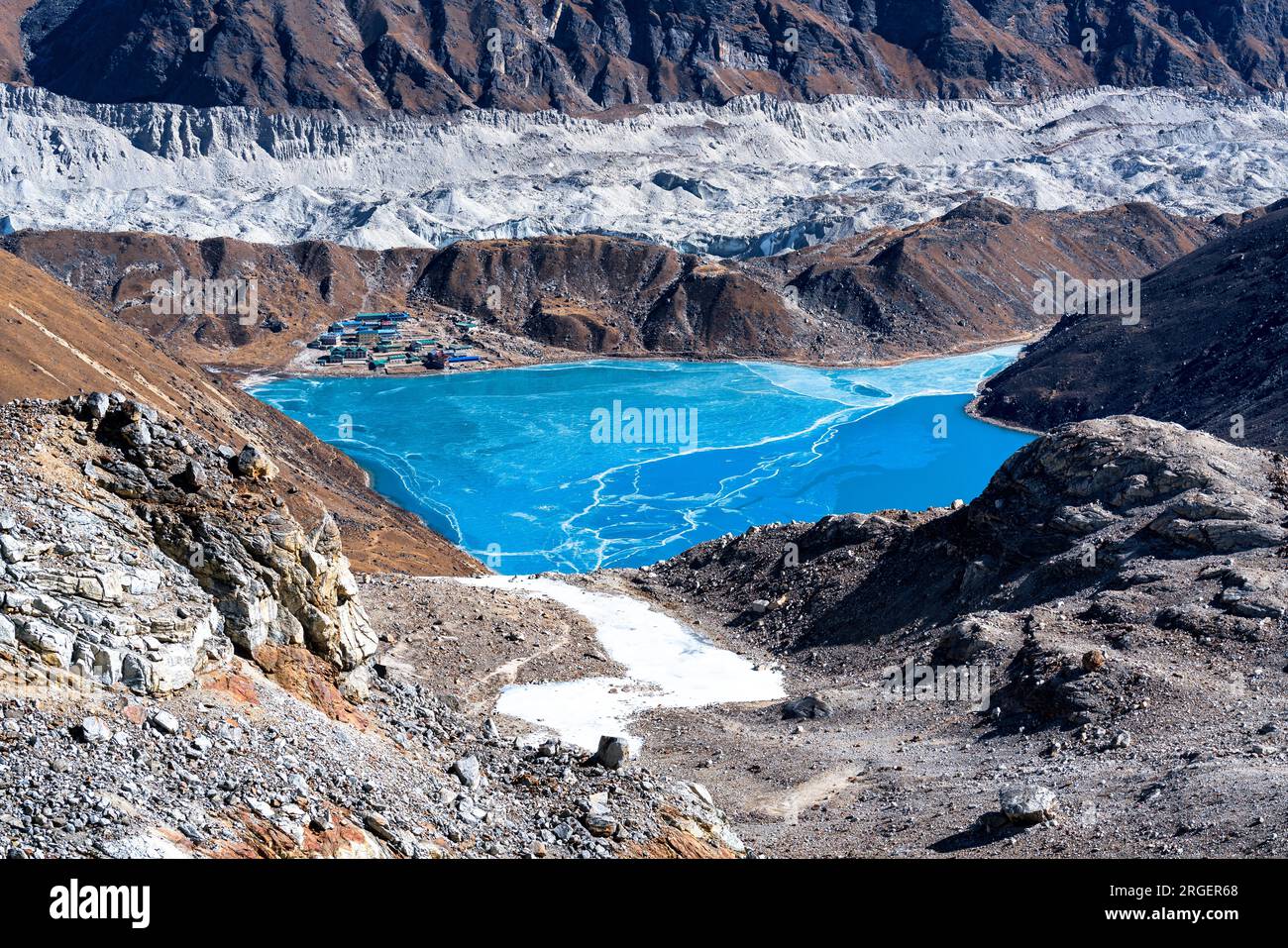 Villaggio Gokyo e lago visto dall'alto, Nepal Foto Stock