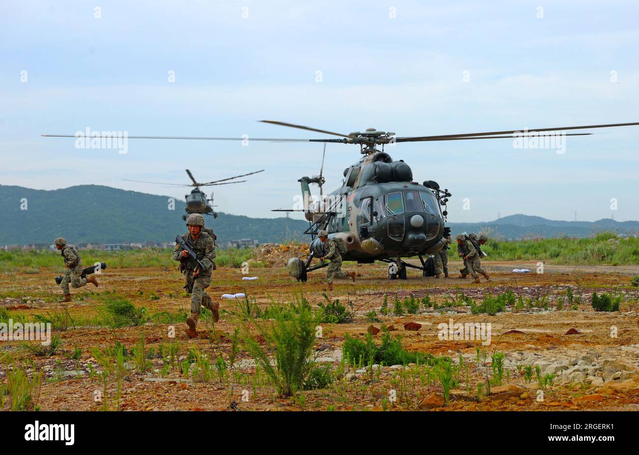 Un combattente speciale sviluppa rapidamente una formazione di combattimento durante un'esercitazione di fuoco vivo in mare nella città di Huaibei, provincia di Anhui, Cina, 8 agosto 2023. Foto Stock