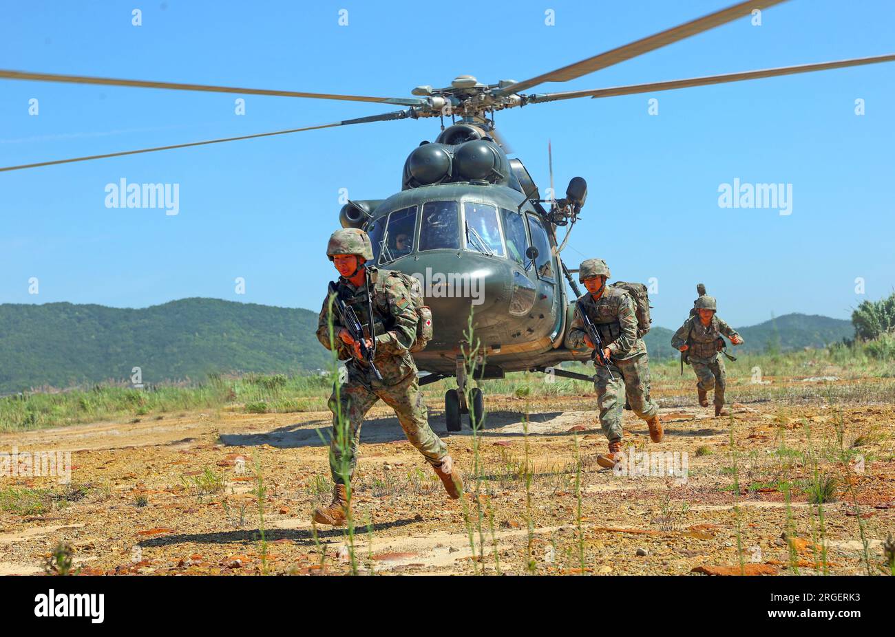 Un combattente speciale sviluppa rapidamente una formazione di combattimento durante un'esercitazione di fuoco vivo in mare nella città di Huaibei, provincia di Anhui, Cina, 8 agosto 2023. Foto Stock