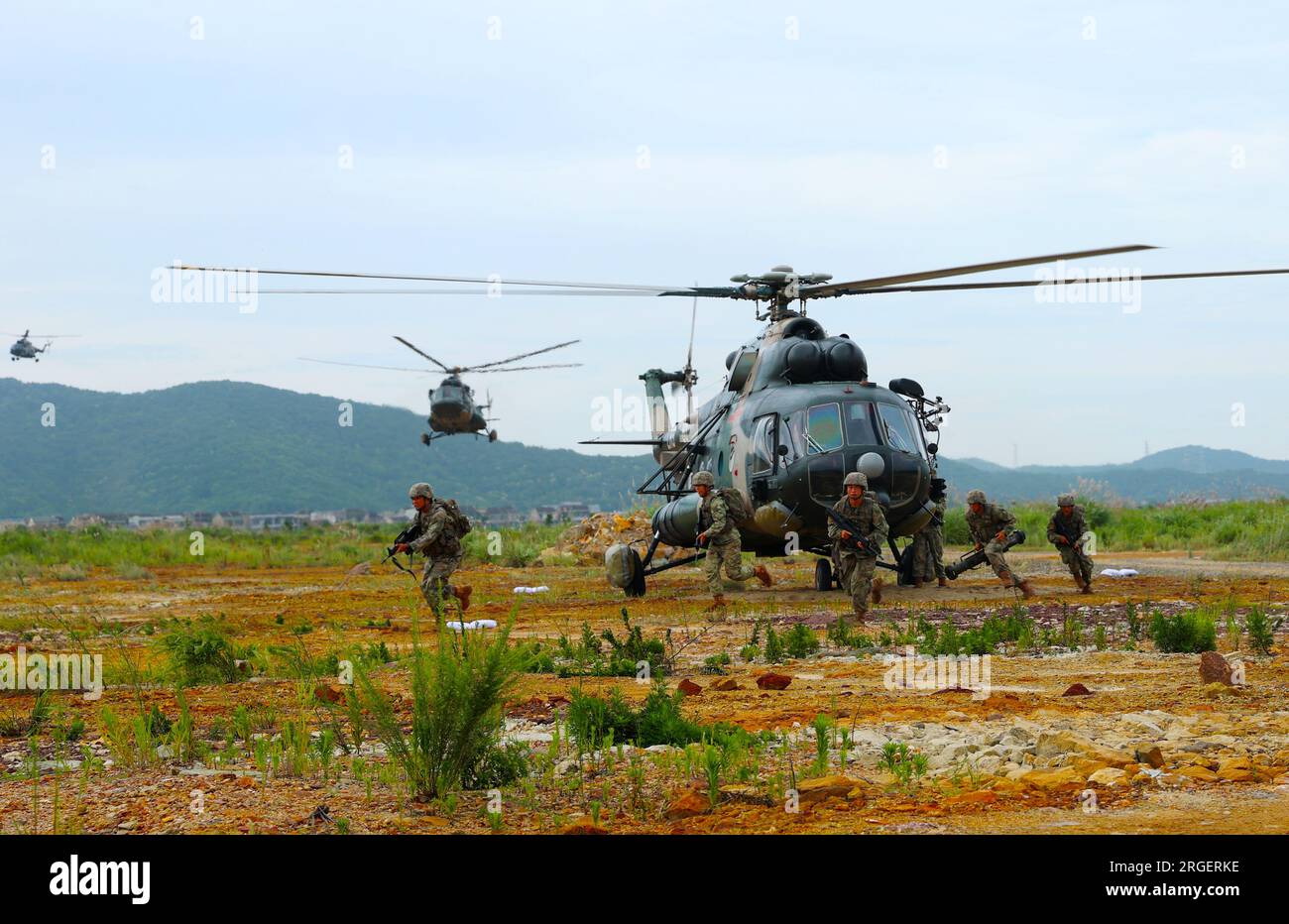 Un combattente speciale sviluppa rapidamente una formazione di combattimento durante un'esercitazione di fuoco vivo in mare nella città di Huaibei, provincia di Anhui, Cina, 8 agosto 2023. Foto Stock