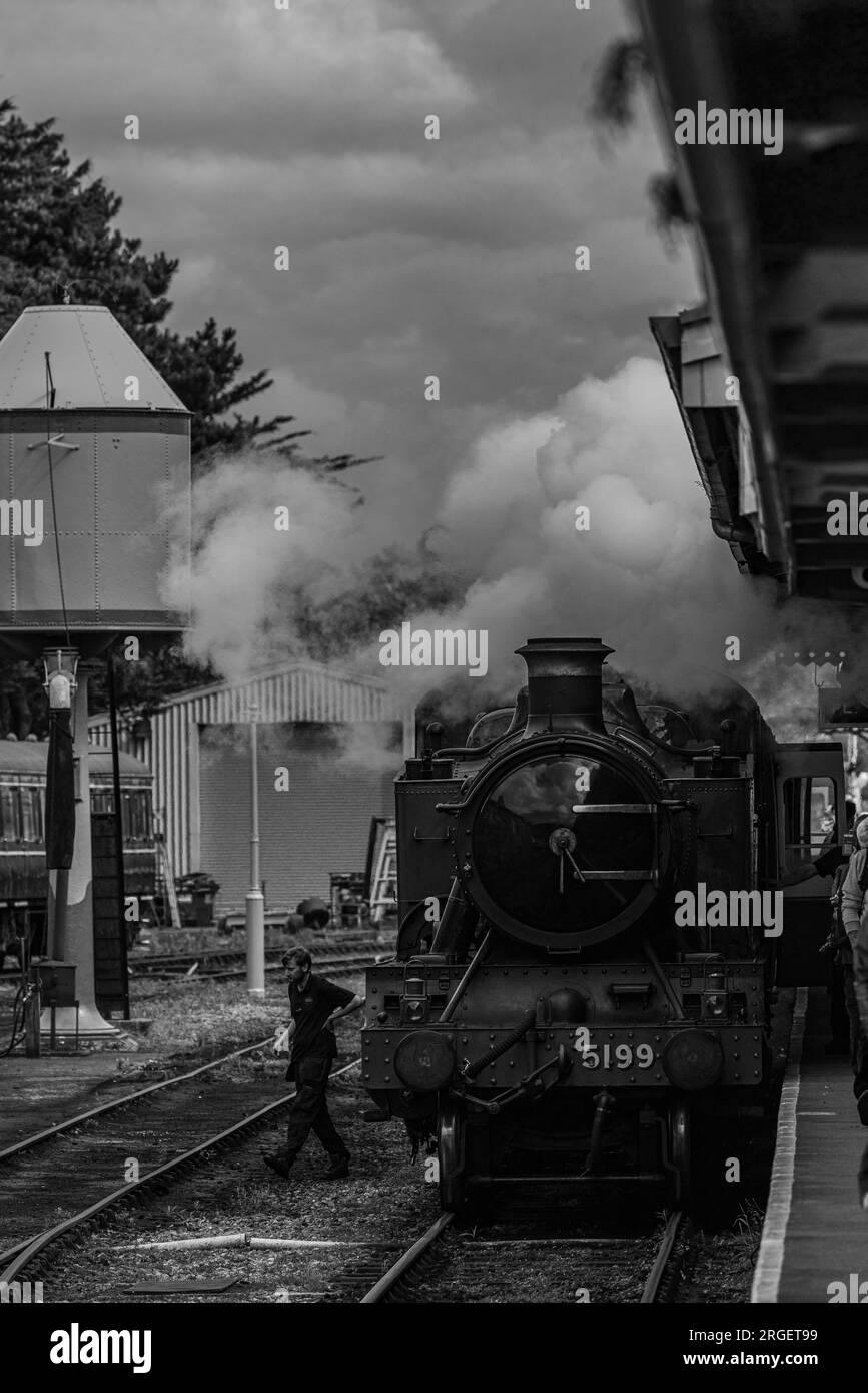 Treno a vapore alla piattaforma della stazione di Minehead, Somerset, Regno Unito Foto Stock