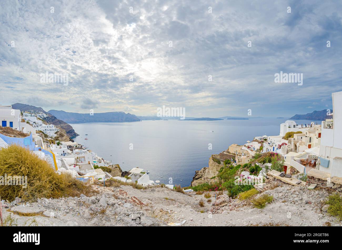 Splendida vista panoramica del villaggio di Oia sull'isola di Santorini in Grecia in estate con un cielo spettacolare Foto Stock