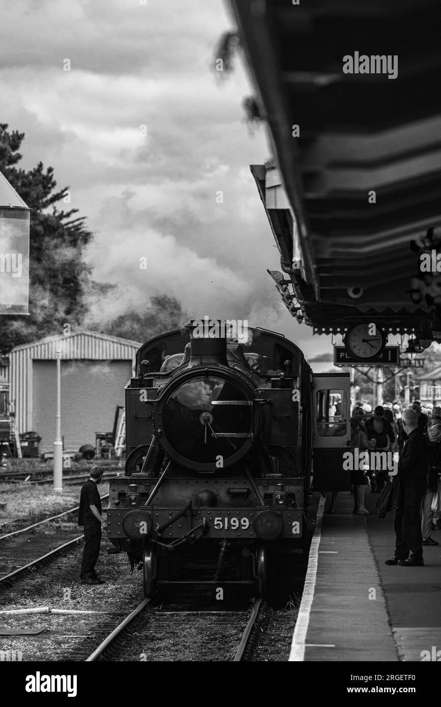 Treno a vapore alla piattaforma della stazione di Minehead, Somerset, Regno Unito Foto Stock