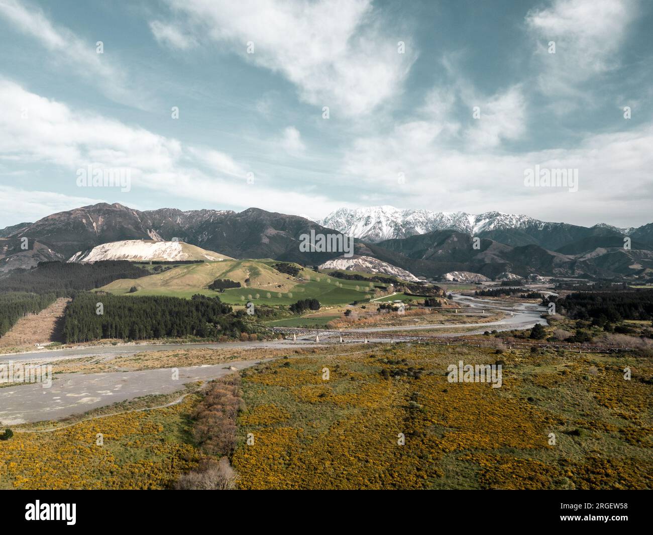 Un drone che si affaccia su montagne innevate, colline, fiumi e mare Foto Stock