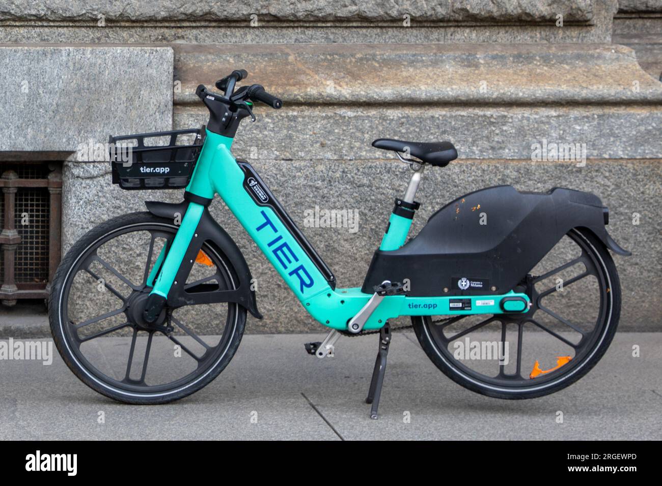 Milano , Italia - 08 07 2023 : bicicletta Tier e-scooter segway noleggio mobilità urbana Green scooter a milano City Foto Stock