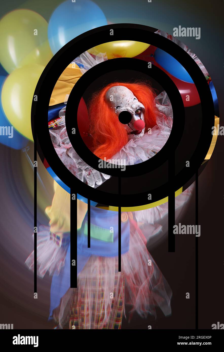 Allucinazioni. Clown spaventoso con palloncini ad aria su sfondo scuro, immagine distorta Foto Stock