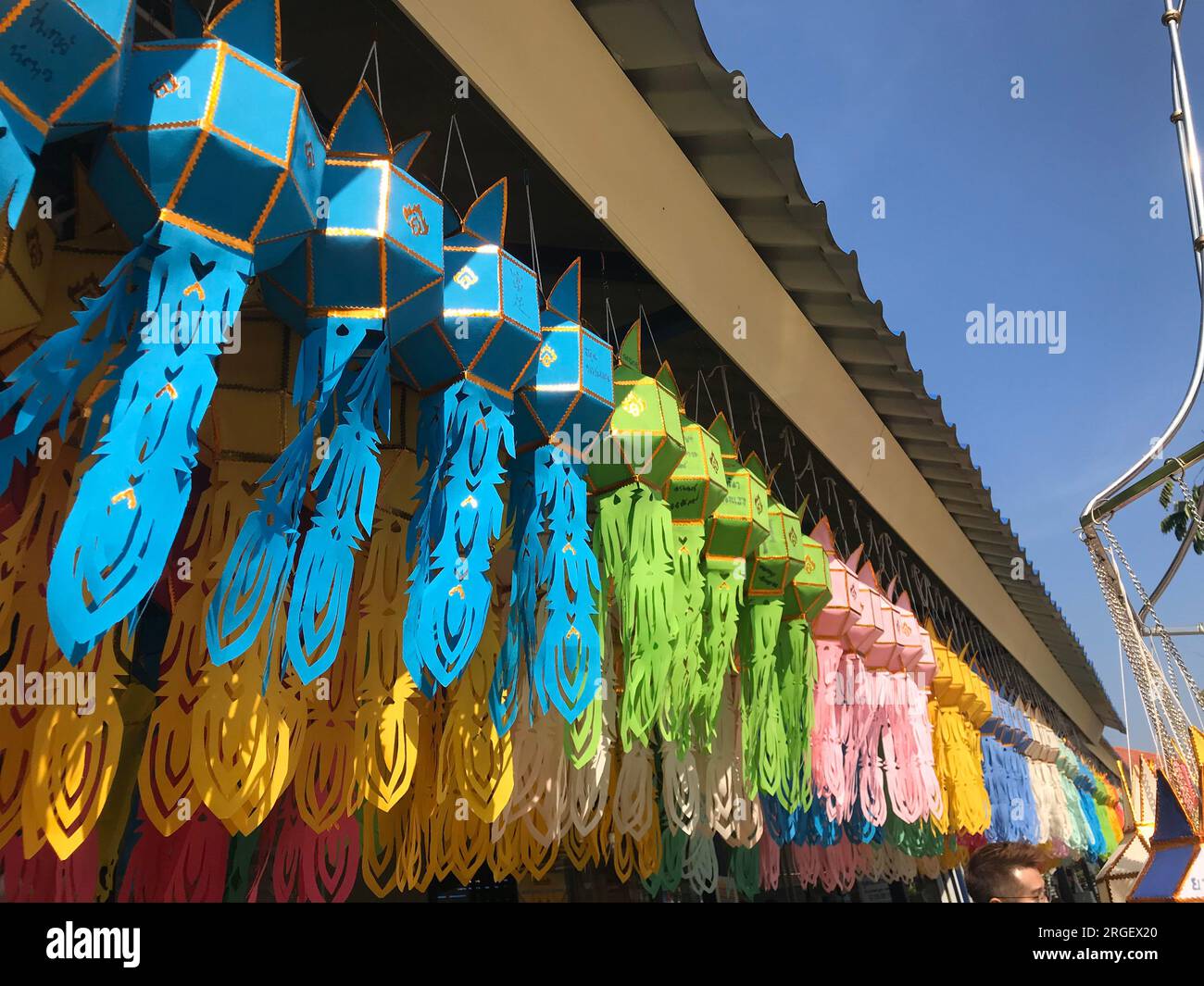 Una splendida lanterna colorata appesa al rack nell'evento Make Merit al tempio in Thailandia. Foto Stock