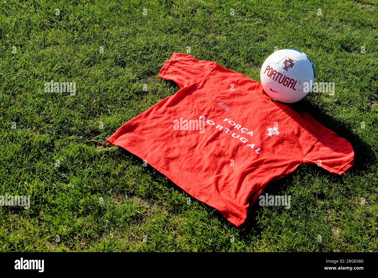 Chiuso con la t-shirt e gli sport di calcio o calcio del Portogallo nel comune di Alcanena, Portogallo. Stadio Municipale Joaquim Maria Baptista - Foto Stock