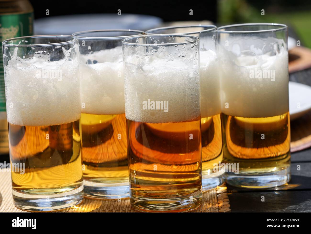 Bicchieri di birra fredda e gustosa Foto Stock