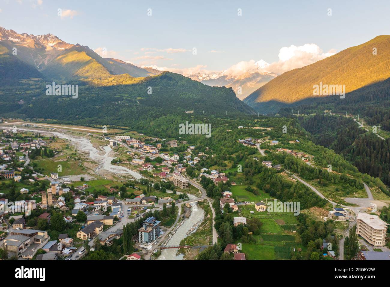 Città di Mestia in Svaneti, vista aerea dal drone. Famoso luogo storico georgiano con le Svan Towers. Foto Stock