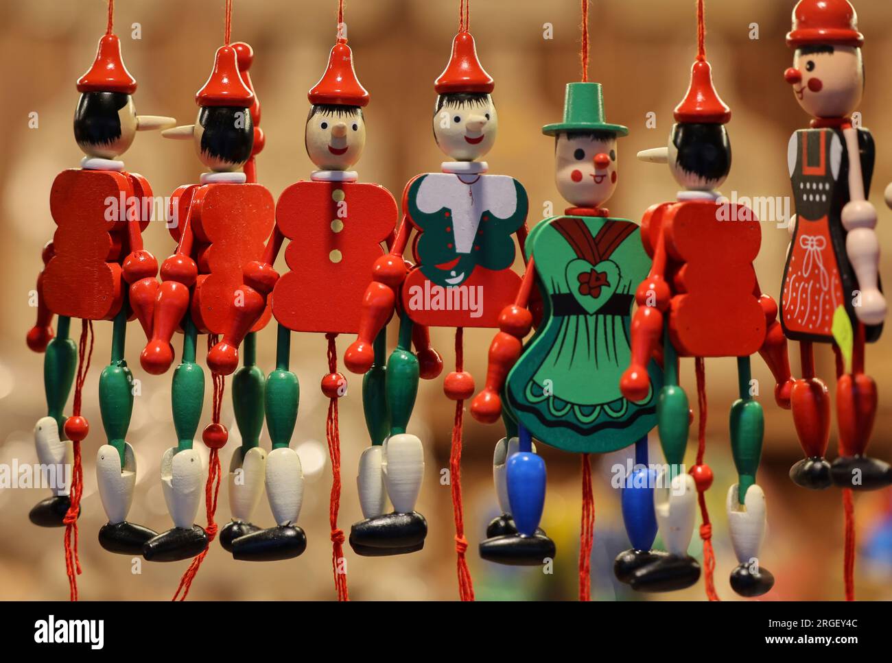 Cracovia, Polonia - 19 dicembre 2021: Giocattolo tradizionale in legno Pinocchio venduto nel negozio di souvenir di Cracovia. Foto Stock