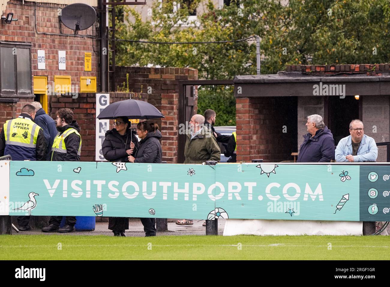 Southport contro Warrington Town 5 agosto 2023 Big Help Stadium .Southport. Vanarama National League North. Southport 0 Warrington Town 4. Gli spettatori aspettano il calcio d'inizio Foto Stock