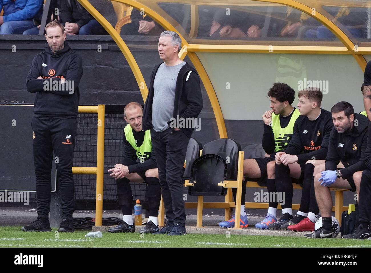 Southport contro Warrington Town 5 agosto 2023 Big Help Stadium .Southport. Vanarama National League North. Southport 0 Warrington Town 4.Manager Liam Watson guarda dal dugout Foto Stock