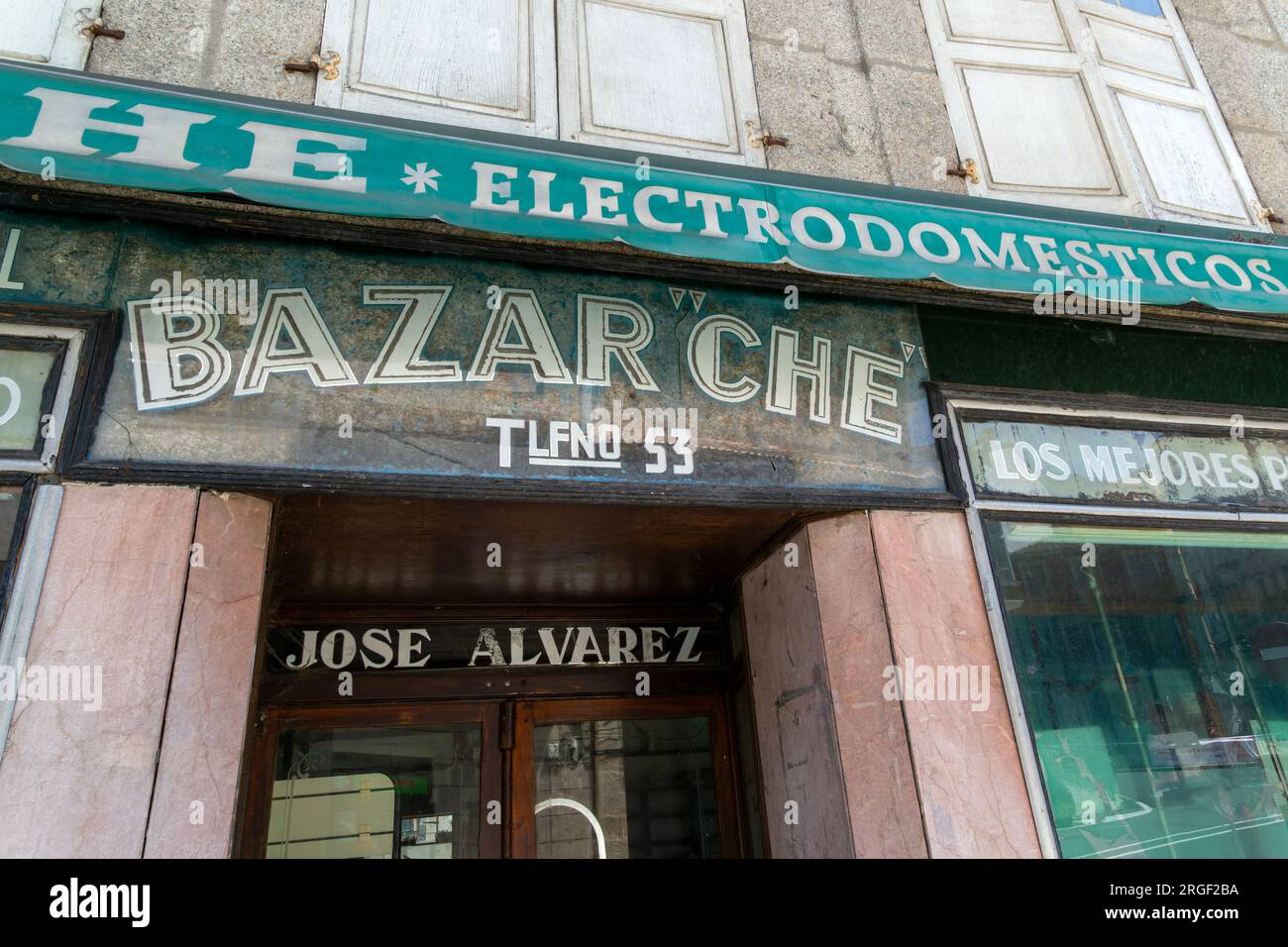 Vecchia facciata del negozio chiuso, Ribadavia, provincia di Ourense, Galizia, Spagna, Foto Stock