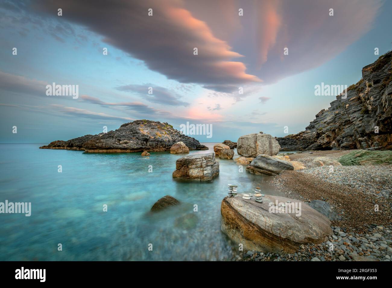 Tramonto. Mare. Serata sulla riva del mare. Grandi rocce e nuvole colorate. Splendido paesaggio naturale. Foto Stock