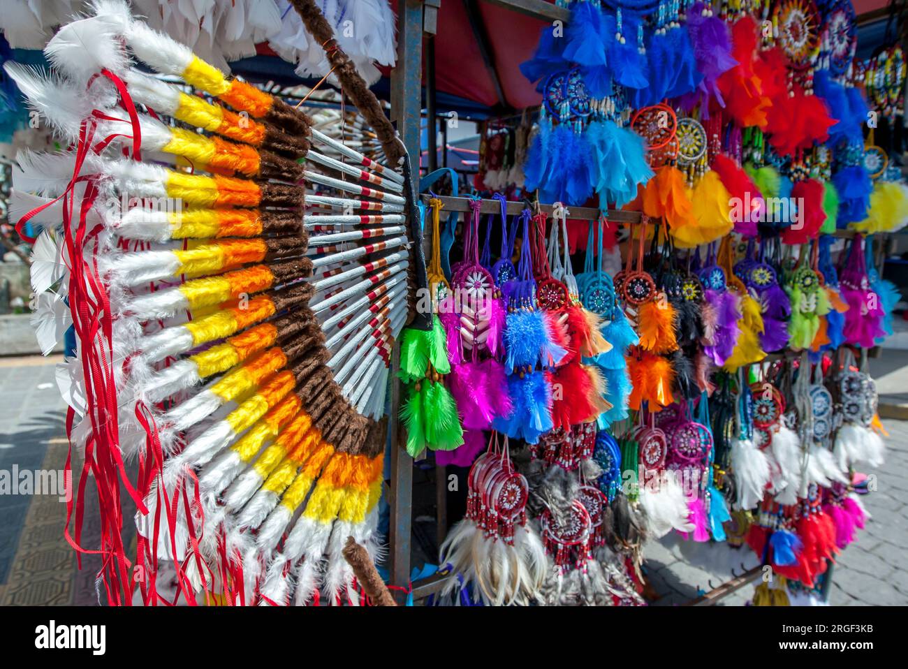 Una colorata mostra di catcher da sogno in vendita al mercato indiano di Otavalo in Ecuador. Foto Stock