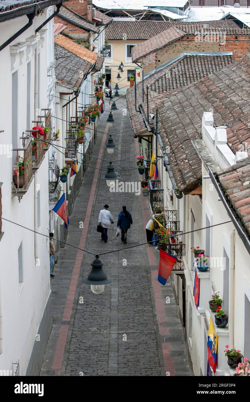 La gente cammina lungo la famosa strada conosciuta come Calle la Ronda a Quito, in Ecuador. Foto Stock