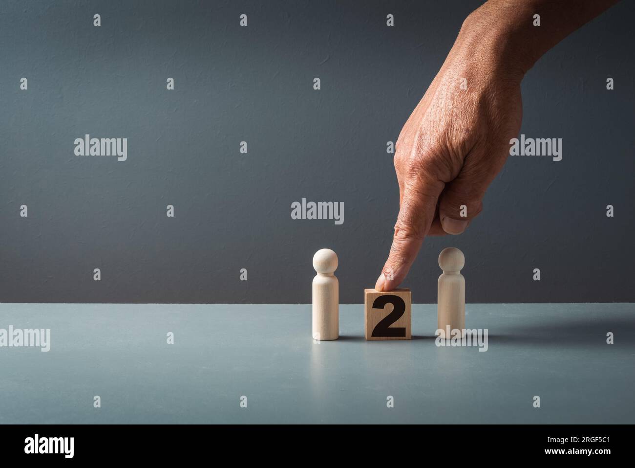 concetto di apprendimento e prestito tra pari 2 , sinodo di legno e mano umana . Foto Stock
