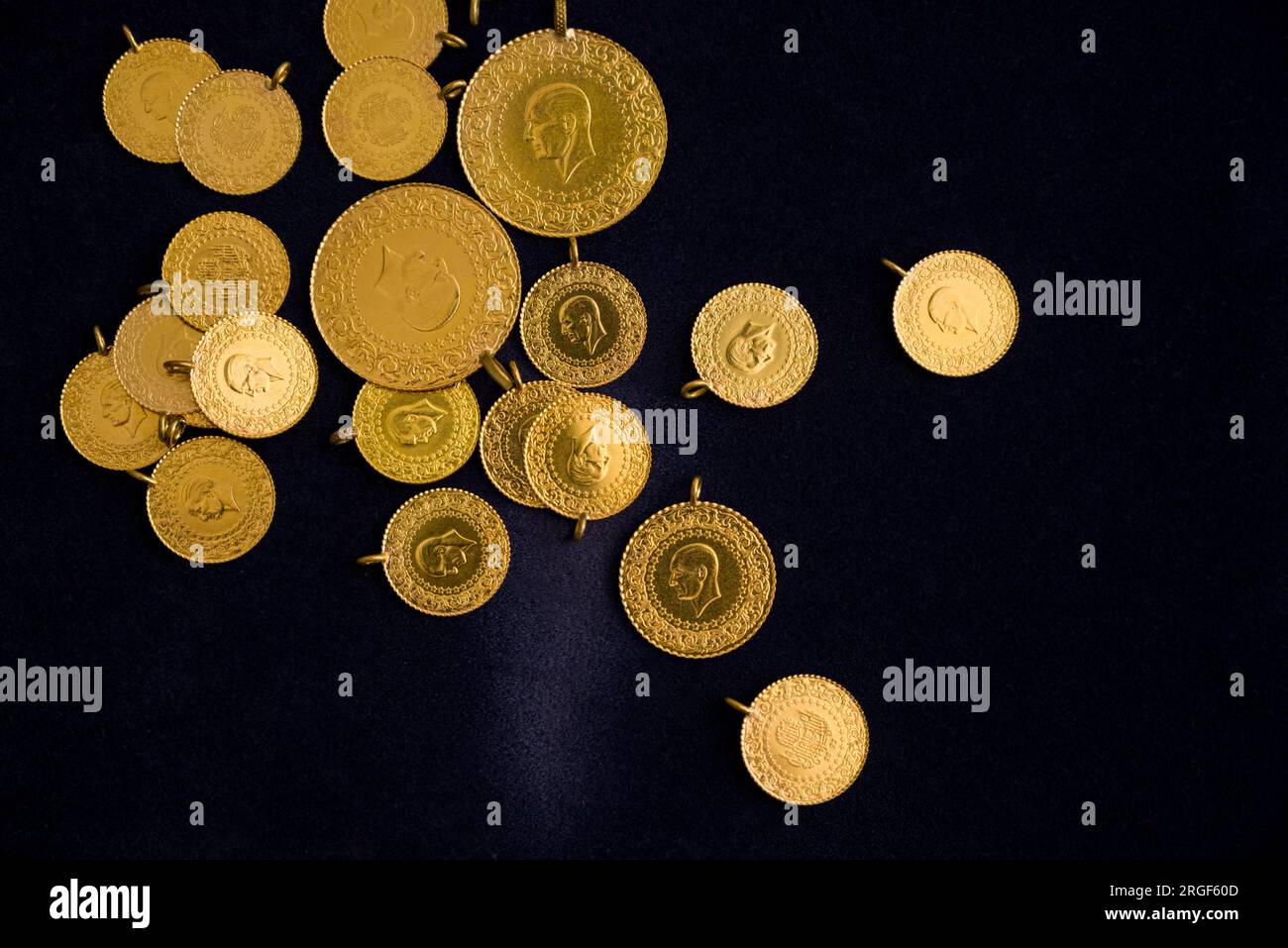 Il mucchio di monete d'oro turche complete, metà e un quarto su sfondo blu scuro Foto Stock