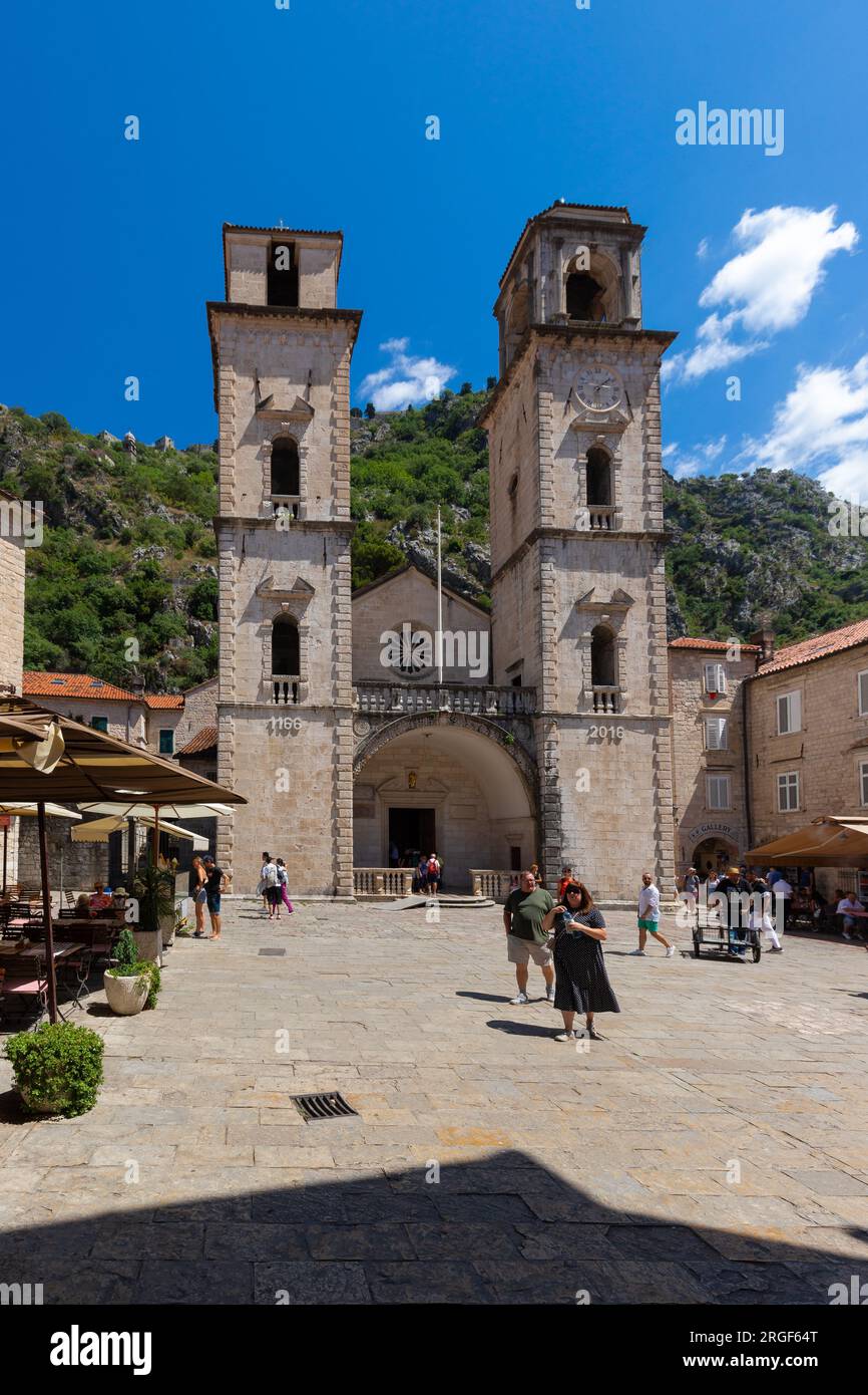 Cattaro è una città fortificata sulla costa adriatica del Montenegro, in una baia vicino alle scogliere calcaree del Monte Lovćen. Caratterizzato da stradine tortuose medievali Foto Stock