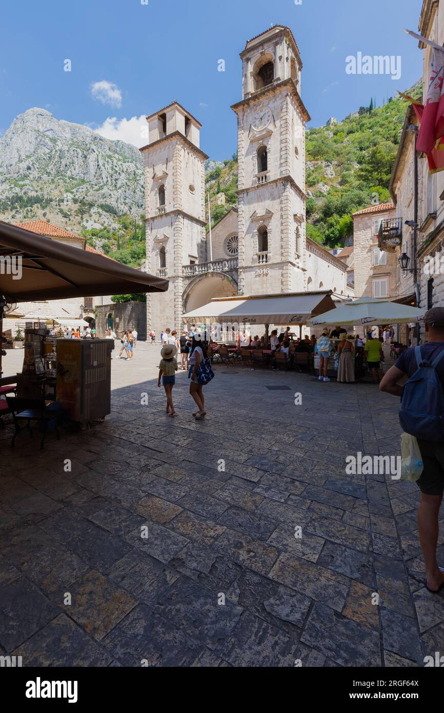 Cattaro è una città fortificata sulla costa adriatica del Montenegro, in una baia vicino alle scogliere calcaree del Monte Lovćen. Caratterizzato da stradine tortuose medievali Foto Stock