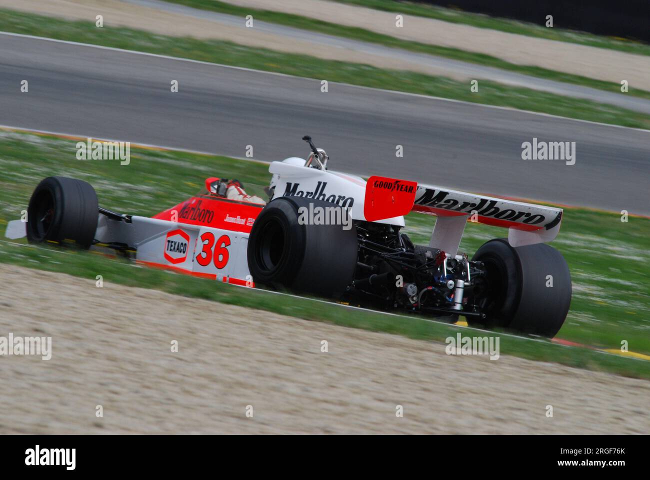 Sul circuito del Mugello il 1 aprile 2007: Sconosciuto eseguito su Classic F1 auto 1976 McLaren M23 ex James Hunt sul circuito del Mugello in Italia durante il Mugello Historic Festiva Foto Stock