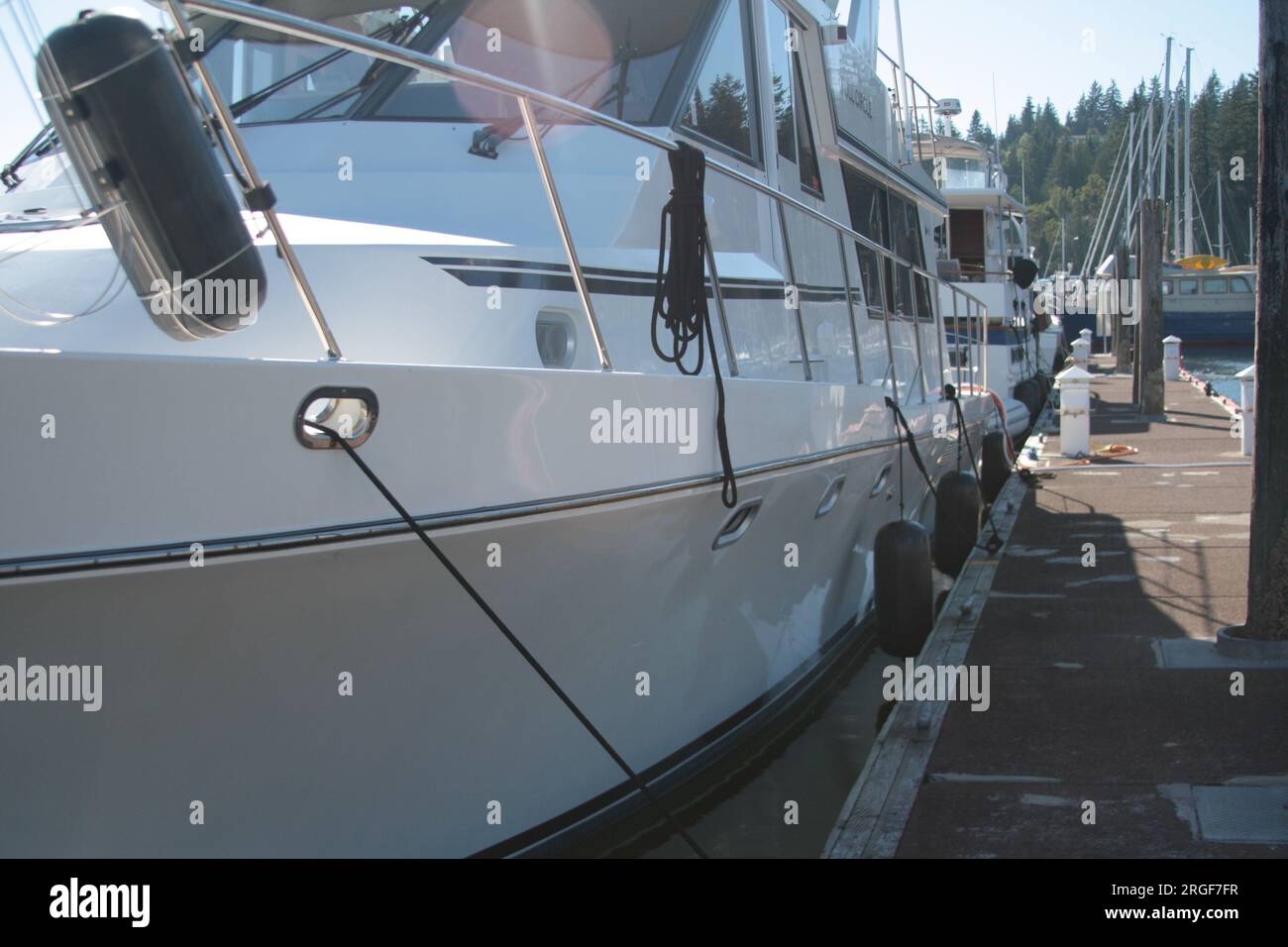 Yacht bianco attraccato in una giornata di sole Foto Stock