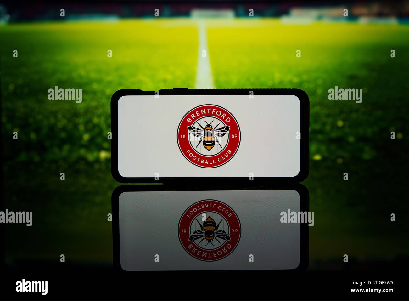 Logo del club inglese di campionato di Premier League Brentford sullo schermo Foto Stock