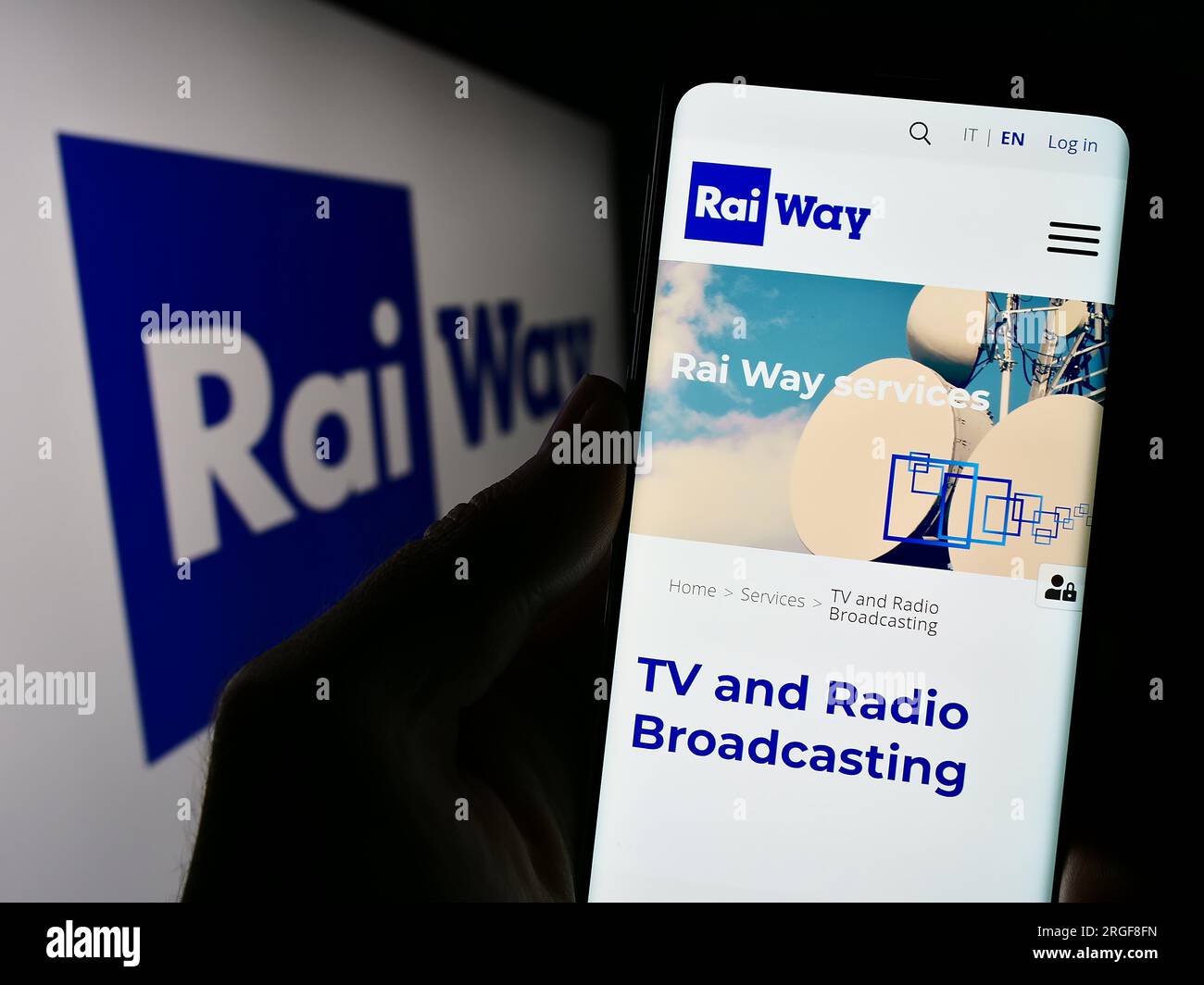 Telefono cellulare con logo della società RAI – Radiotelevisione Italiana  S.p.A. sullo schermo davanti al sito. Mettere a fuoco il display centrale  sinistro del telefono Foto stock - Alamy