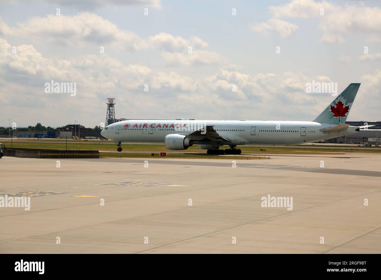 Aeroplano Air Canada sul Terminal 2 della pista Aeroporto di Heathrow Londra Inghilterra Foto Stock