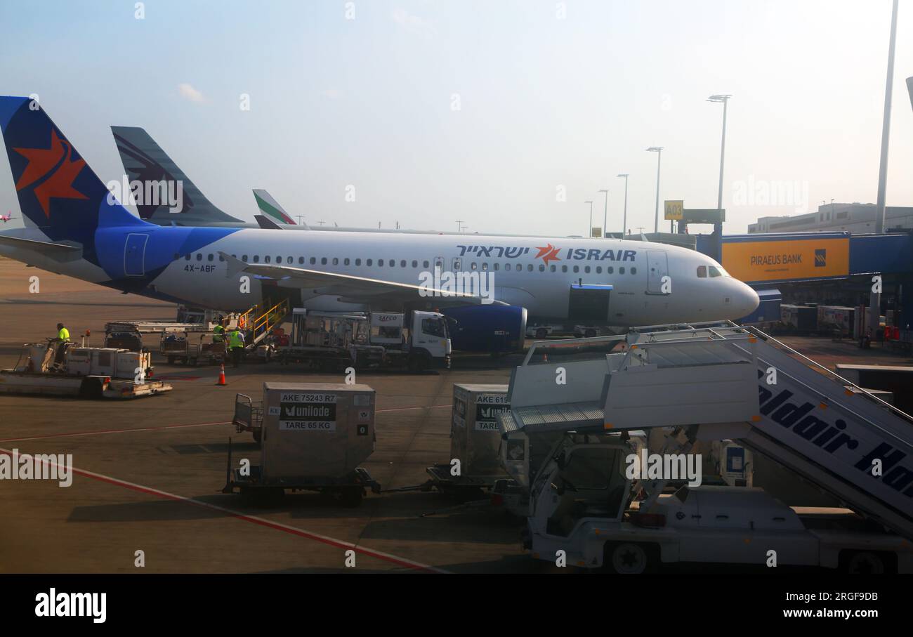 Addetti al trasporto bagagli che caricano i bagagli sull'Airbus A320 di Israir al Terminal 2 dell'aeroporto di Heathrow, Londra, Inghilterra Foto Stock