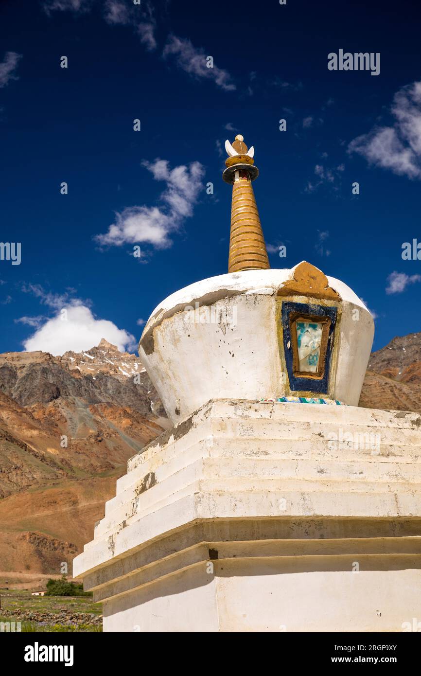 India, Ladakh, Zanskar, ritorto buddista in un paesaggio arido Foto Stock