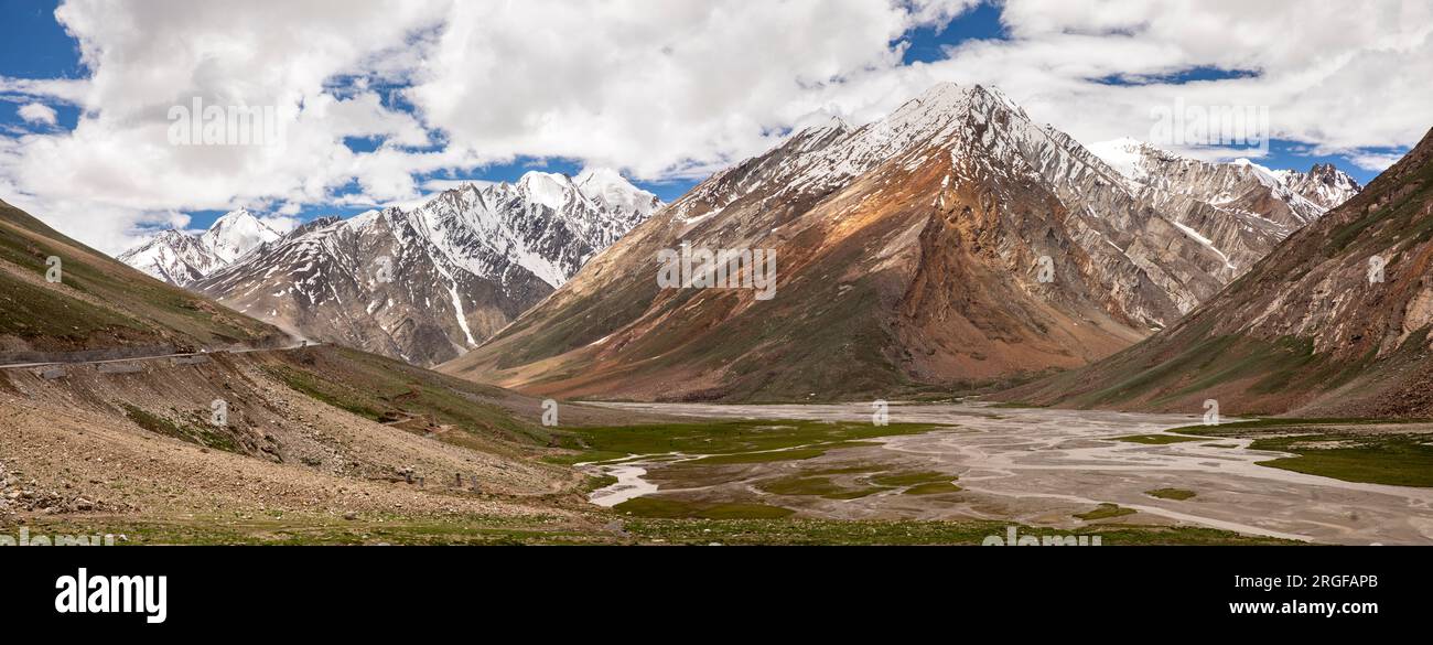 India, Ladakh, Zanskar, pensi la, Himalayan innevato, vette da 14,436' passo, panoramica Foto Stock