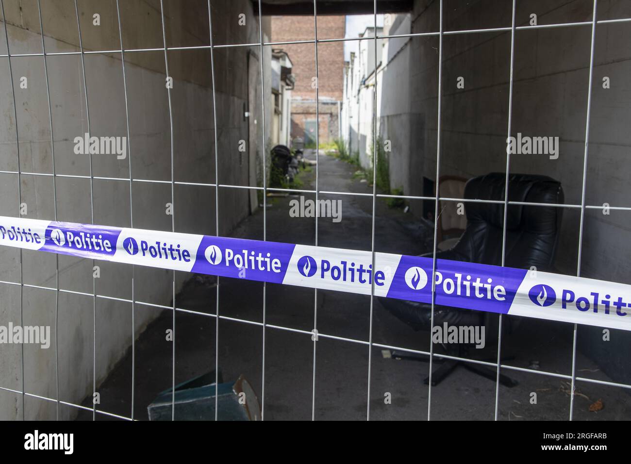 Vilvoorde, Belgio. 9 agosto 2023. L'immagine mostra la piazza in cui una persona è morta ieri dopo una lotta, nella via Kolveniersstraat a Vilvoorde, mercoledì 9 agosto 2023. Ieri la polizia ha invaso un edificio occupato, dove hanno trovato il pesante corpo mutilato di una persona. 14 persone armate di pipistrelli e coltelli furono arrestate. BELGA PHOTO NICOLAS MAETERLINCK Credit: Belga News Agency/Alamy Live News Foto Stock