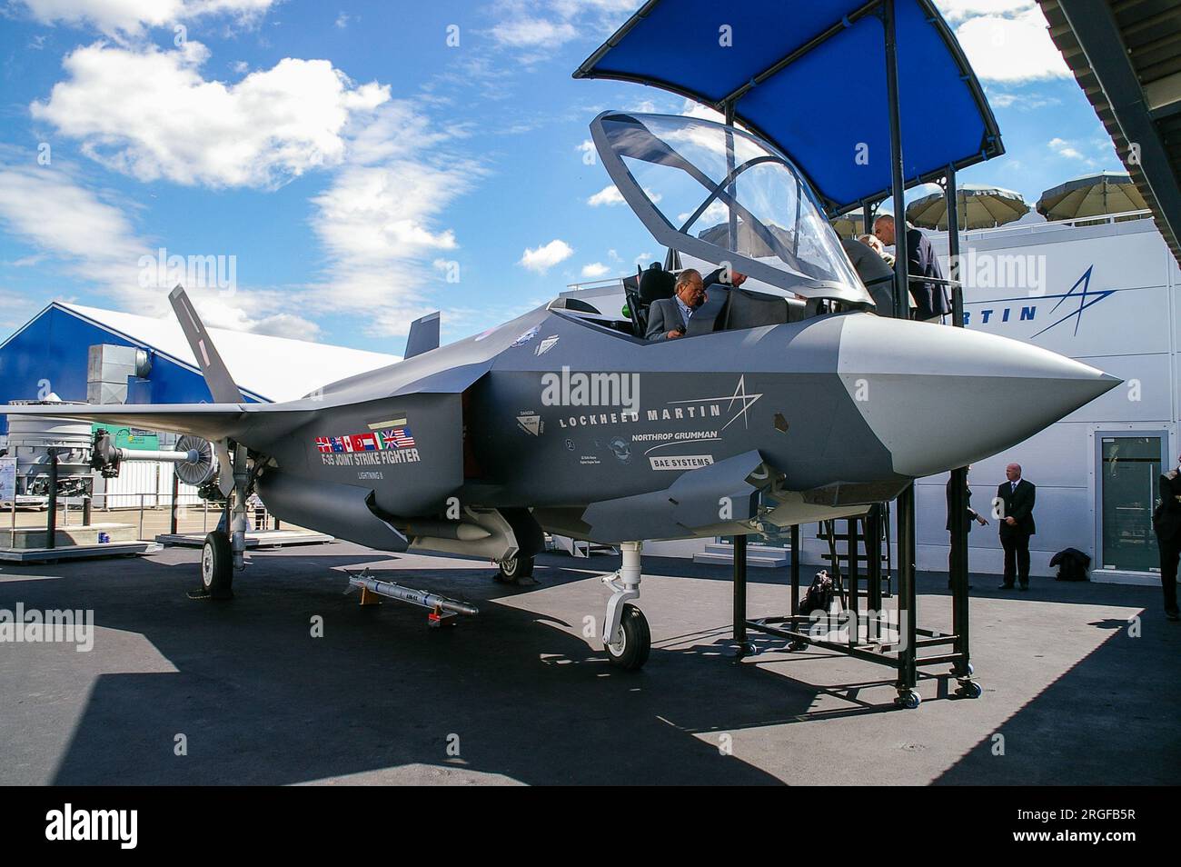 Joint Strike Fighter mock-up in mostra, Farnborough International Airshow 2008. Lockheed Martin F-35 Lightning II in mostra. Bandiere di lancio dei clienti Foto Stock
