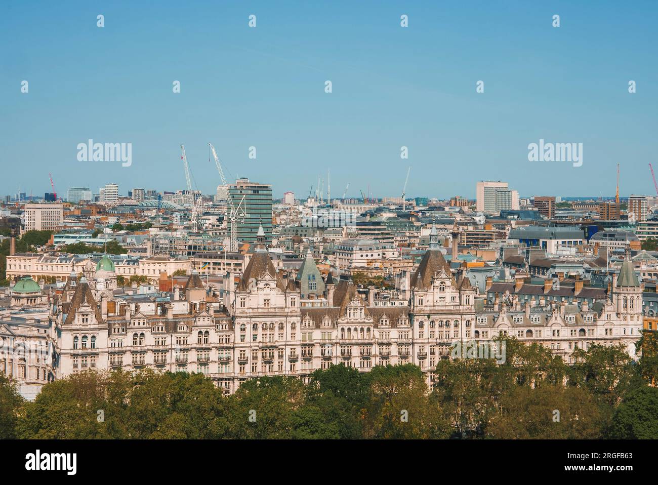 L'hotel Royal Horseguards è situato tra gli edifici della città nelle giornate di sole Foto Stock