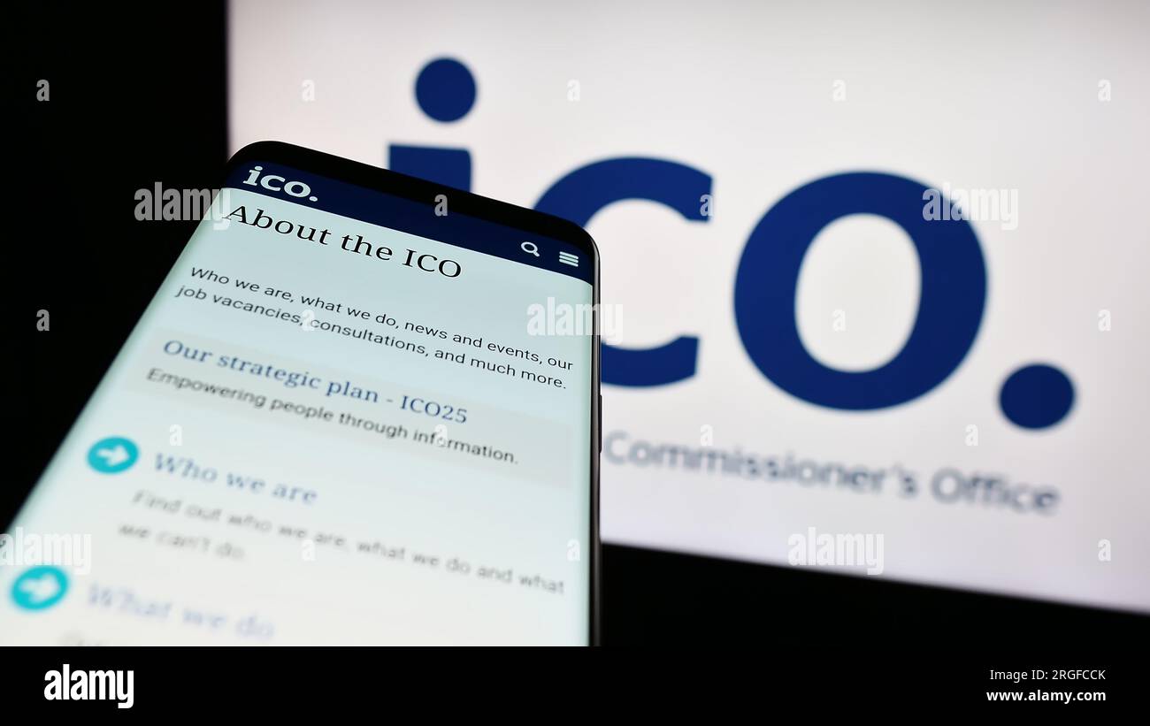 Smartphone con pagina Web dell'ufficio del Commissario britannico per l'informazione (ICO) sullo schermo davanti al logo. Mettere a fuoco in alto a sinistra sul display del telefono. Foto Stock