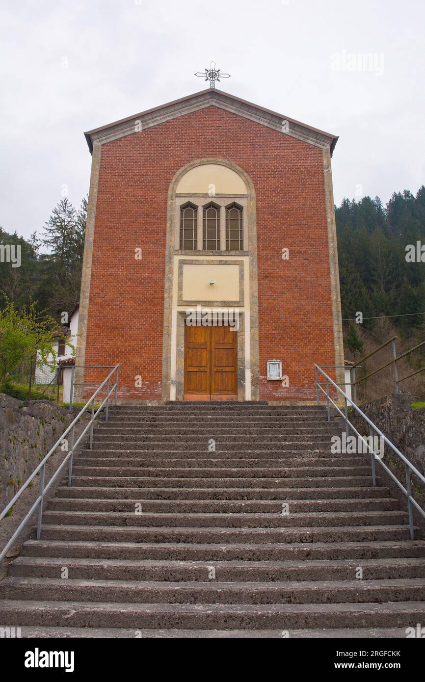 Chiesa di San Nicolo - Chiesa di San Nicola - nel paese di Ovaro in Carnia, provincia di Udine, Friuli-Venezia Giulia, Italia nord-orientale Foto Stock