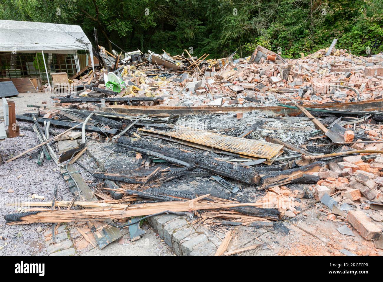 9 agosto 2023. Tre giorni dopo che il pub Crooked House a Himley, ai margini della Black Country, è bruciato in circostanze inspiegabili, la gente del posto si arrabbia sempre più per la presunta distruzione deliberata di un famoso monumento locale. Numerosi gruppi Facebook stanno facendo campagna per ricostruire l'edificio, e molti post su Facebook stanno esprimendo un profondo sospetto sulle origini dell'incendio. Crediti: Peter Lopeman/Alamy Live News Foto Stock