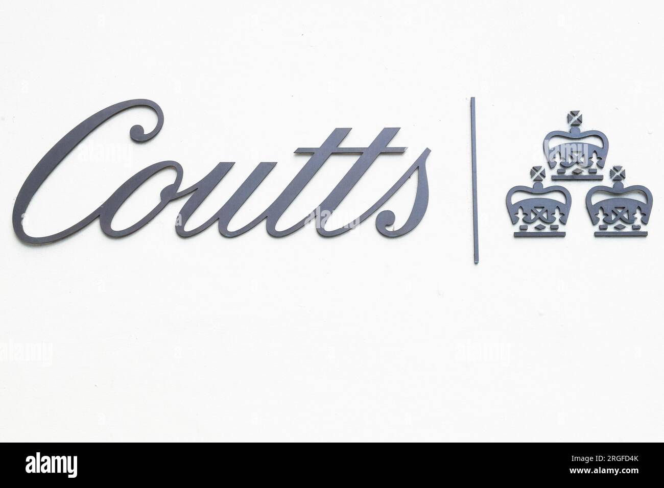 Una visione generale del segno di Coutts Bank presso la sua filiale di Londra presso lo Strand a Londra, Inghilterra, sabato 29 luglio 2023. La banca, che fa parte di Foto Stock